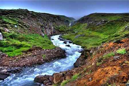 انشا گذر از رودخانه در دشتی زیبا و دیدنی (1)