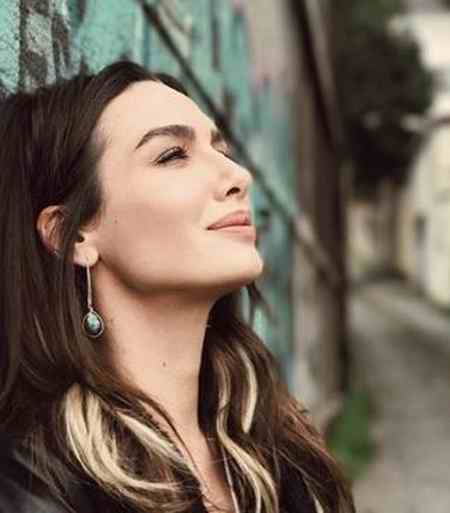 بیوگرافی بازیگر نقش آسلی در سریال عشق سیاه و سفید (2)