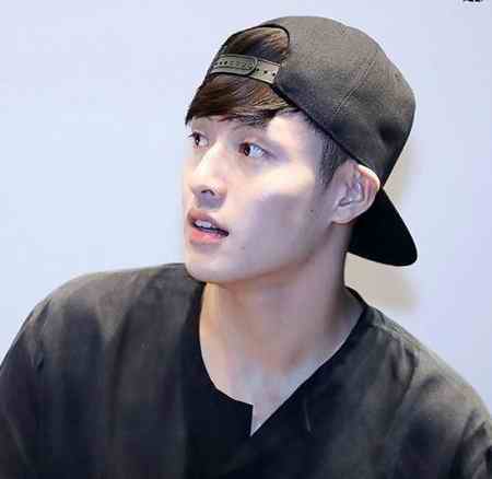 بیوگرافی بازیگر نقش وانگ ووک در سریال عاشقان ماه (9)