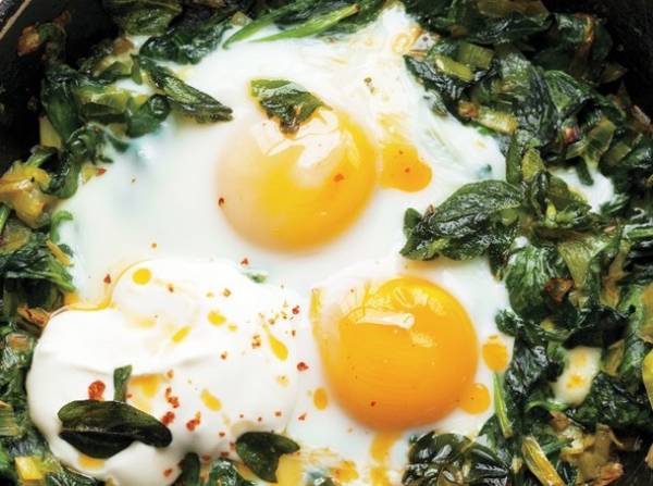 تخم مرغ و اسفناج